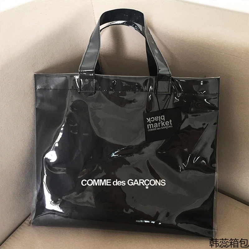 [สั่งทําพิเศษมืออาชีพ] Rei Kawakubo CDG กระดาษคราฟท์สีดํา PVC กระเป๋าช้อปปิ้งความจุขนาดใหญ่กระเป๋าใบ