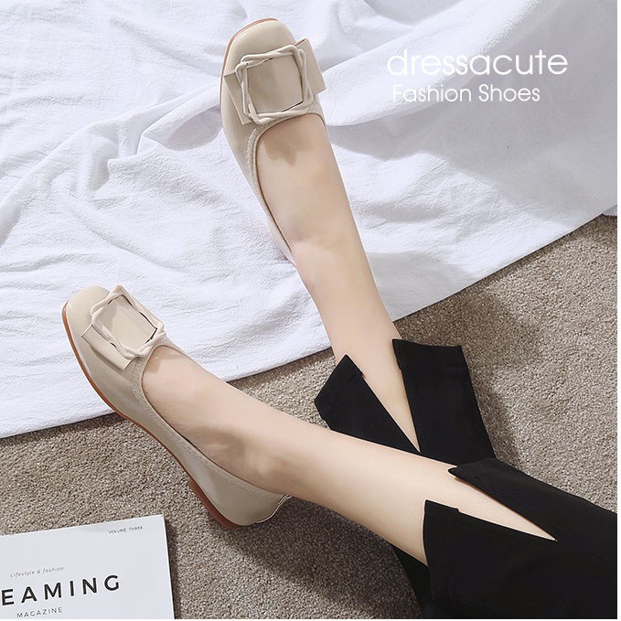 รองเท้าคัชชูแบบกุ้นขอบ พื้นยาง แต่งอะไหล่ด้านหน้า รุ่น 777 (เพิ่ม 1 ไซส์จากปกติที่ใส่) ( สีขาวครีม )