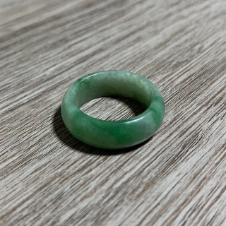 แหวนหยกพม่า (Jadeite Type A) เนื้อวุ้น สีเขียวถั่วแต้มเขียวกสิกร ทรงท้องปลิง ไซส์ 58