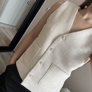 Weftloom Scarlett-less Top เสื้อกั๊กคอวีแขนกุดผ้าทวีต สีครีม ivory