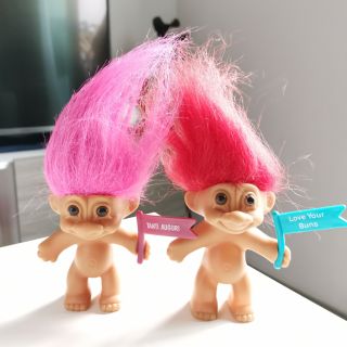 Troll Lucky Russ ถือป้าย "love your buns,Tanti Auguri" ผมสีชมพูและสีแดง​ ขนาด​ 3 นิ้ว