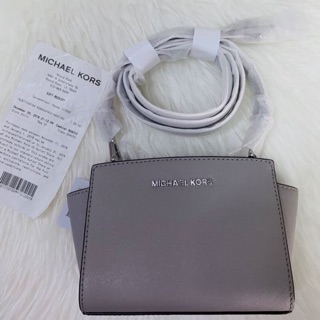 MICHAEL KORS SELMA STUD MINI CROSSBODY SAFFIANO LEATHER BAG  7”(L)x5.5”(H)x3.25”D  สีดำ , สีเทา (ป้าย)3,590 ไม่มีหมุด