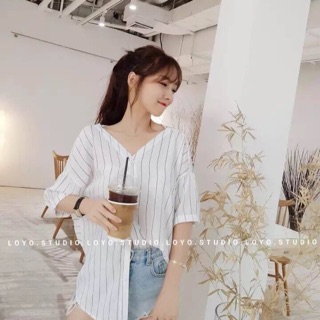 เสื้อเชิ้ตคอวีลายริ้ว เสริมดีเทลสายไขว่ด้านหลัง