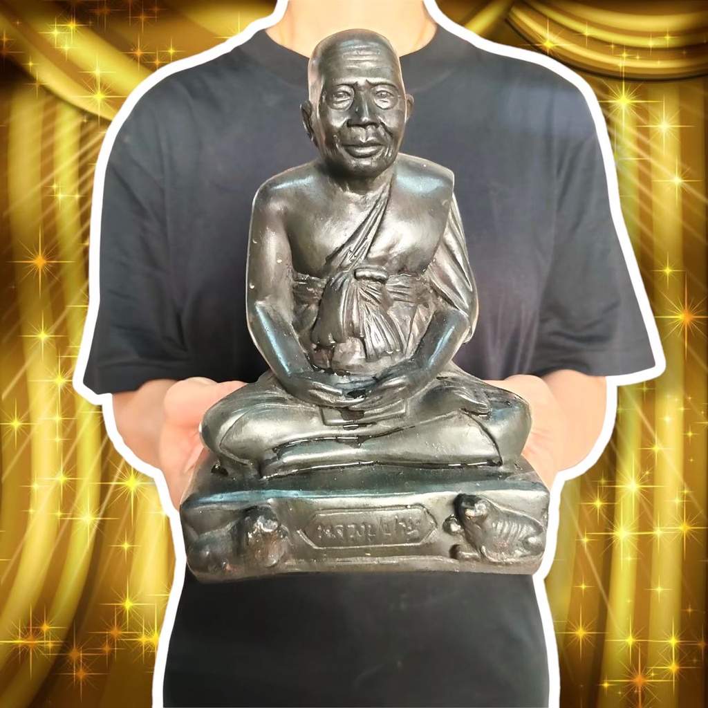 หลวงปู่ปาน วัดคลองด่าน เนื้อโลหะทองเหลืองลงรักสีดำ (กว้าง6นิ้ว สูง8นิ้ว)เจ้าวิชาเห็นเสือผู้สามารถเสก