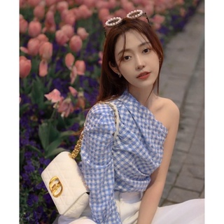 เสื้อปาดไหล่ข้างเดียว และกระโปรงสก็อตสีฟ้า