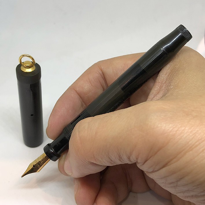 ปากกามือสอง ปากกาหมึกซืมห้อยคอ Parker ปี 1911 รุ่น Lucky Curve ปลากปากทองขนาดลายเส้นเบอร์ 2 ตัวด้ามแบกกาไลท์
