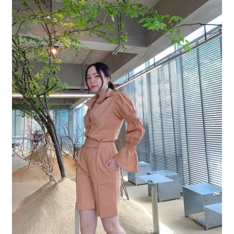 Used once​ เสื้อจีบแขน  จาก Tshopppp ใส่ครั้งเดียว อก: 30-36 " สีขาว, น้ำตาล ส่งฟรี