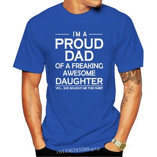 เสื้อยืด ผ้าฝ้าย 100% พิมพ์ลาย Proud Of Awesome Daughter ของขวัญวันพ่อ สําหรับผู้ชายสามารถปรับแต่งได้