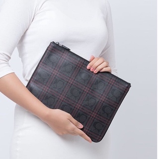 กระเป๋าใส่เอกสาร LARGE POUCH IN SIGNATURE CANVAS WITH SHIRTING PLAID PRINT (COACH F86111) ลายสก๊อตสีแดง ลายซี สีดำ