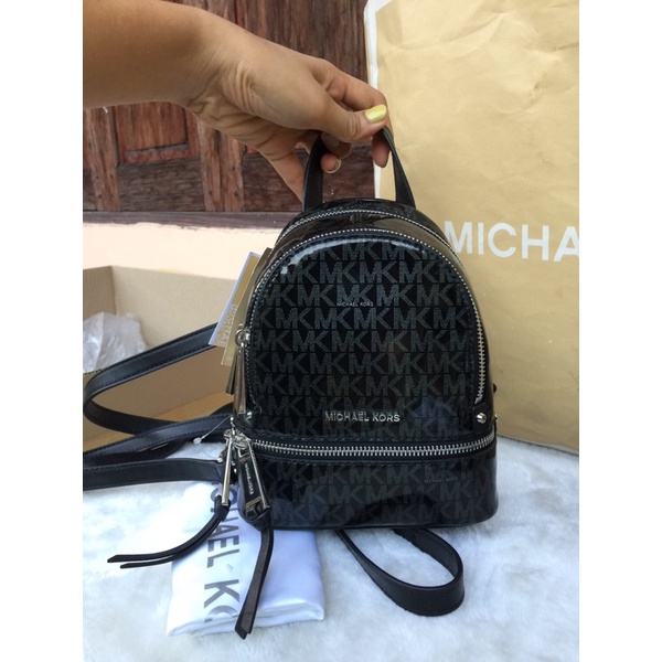 🥰ลดล้างสต๊อก🌿4,390 บาท Michael Kors Signature Glossy Rhea Extra Small  Messenger Backpack black ▶️เป้ได้/Crossbody ได้คะ✓ | Shopee Thailand