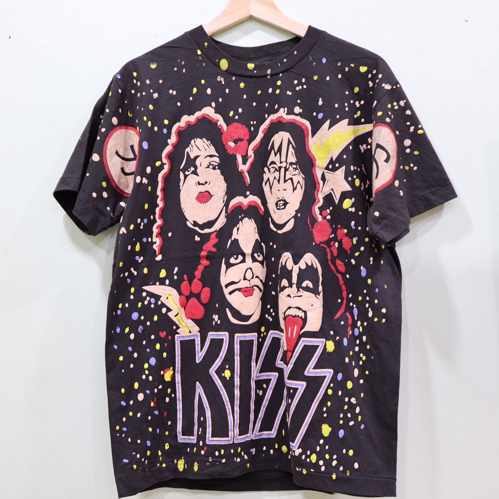 เสื้อวงKISS ลายโอเวอร์ปริ้น ตะเข็บเดี่ยวบนล่าง สไตล์วินเทจ สกรีนทั้งตัว ผ้านอก เสื้อOVP เสื้อโอเวอร์