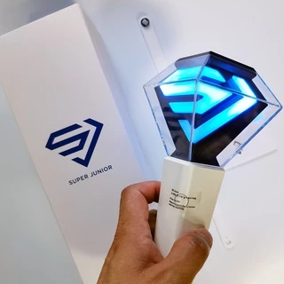 บนแท่งไฟควบคุมแอปรุ่นอย่างเป็นทางการของ Super Junior.2 แท่งไฟควบคุมแอป