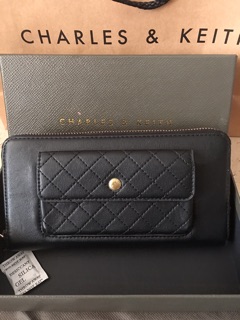 กระเป๋าสตางค์ Charles &amp; Keith รุ่น Quilted Pocket Wristlet Wallet  CK6-20770154