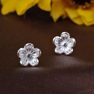 ต่างหูดอกพลัม • Plum blossom Earring