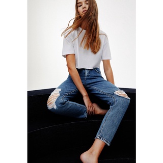 ยีนส์ Pull&amp;bear เอวสูง MOM JEANS WITH RIPPED DETAILING - ECOLOGICALLY GROWN COTTON สี Dark Blue ปลายขาเรียว