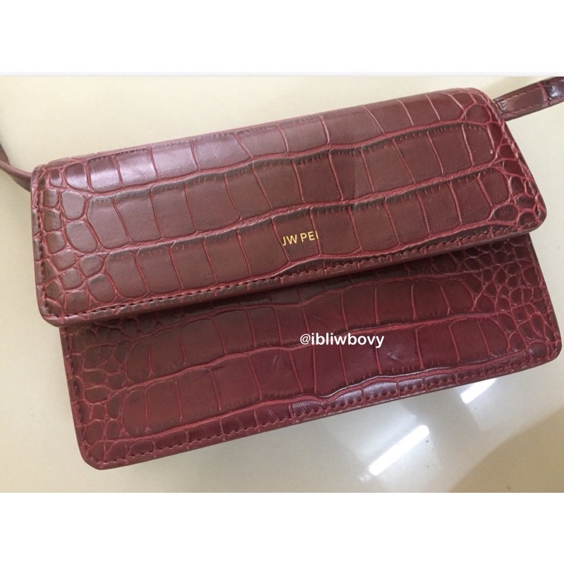 ส่งต่อ มือสอง JW PEI (JULIA)กระเป๋าสะพายข้าง สายอะคริลิค สี red wine