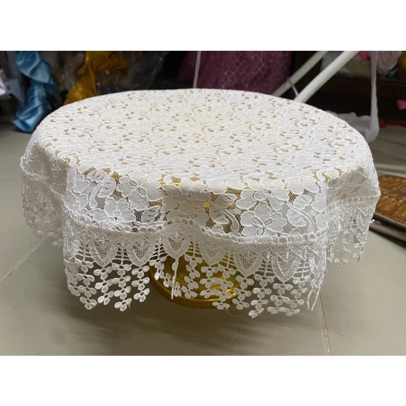 ผ้ารองพานลูกไม้สีขาว ใช้ทำเป็นผ้ารองสินสอดได้ หรือทำเป็นรองพานสินสอด สามารถทำเป็นผ้ารองพานขันโตกก็ได้