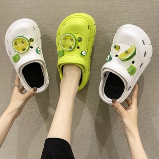 ใหม่รองเท้าแตะส้นหนา Super Fire Soft Sole กันลื่น Crocs มะนาวตกแต่ง 6 ซม. รองเท้าแตะแฟชั่นสตรี