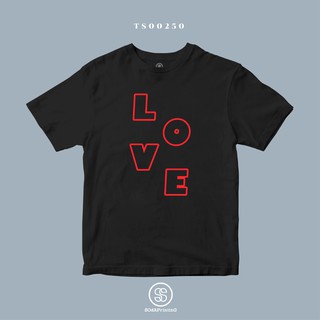 เสื้อยืด พิมพ์ลายตัวอักษรสีแดง LOVE ผ้านิ่มใส่สบาย (TS00250) #SOdAtee #SOdAPrintinG