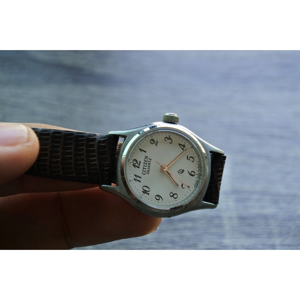 นาฬิกา Vintage แท้ มือสองญี่ปุ่น Citizen   ผู้หญิง หน้าปัดกลมขาว ระบบ Quartz  25.46mm