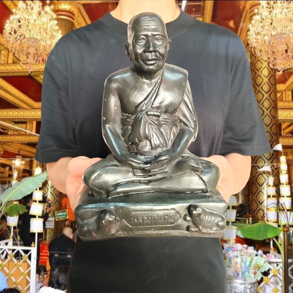 หลวงปู่ปาน วัดคลองด่าน เนื้อโลหะทองเหลืองลงรักสีดำ (กว้าง6นิ้ว สูง8นิ้ว)เจ้าวิชาเห็นเสือผู้สามารถเสก