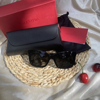 (ส่งต่อ ของแท้ 100%) แว่นกันแดด Valentino รุ่น VA4024 สีดำ ขาลายกระ