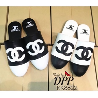 ✔️ งานใหม่ชนช้อป  CHANEL slipper 2018 รองเท้าทรงปิดหัว เปิดส้นหลัง ส้นแบน งานหนังนิ่ม สีตัดทูโทน 🍭