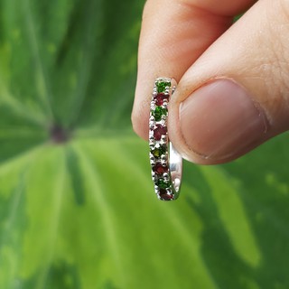 แหวนพลอยเขียว Green Chrome  Tourmaline สลับพลอยโกเมนแดง