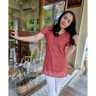เสื้อลูกไม้ตัวยาวเเขนสั้น ผ้าลูกไม้เเบบนิ่มมีน้ำหนักทิ้งตัวดี มีซับสีเดียวกันลูกไม้ สีสวยมากทั้ง 2โทนสี#พร้อมส่ง#ลดราคา