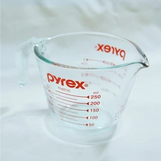 Pyrex แก้วตวงมาตรฐาน 250มล. Made in USA (สินค้ามีความเสี่ยงเสียหายง่ายจากการขนส่ง ควรซื้อความคุ้มครองเพิ่มก่อนสั่งซื้อ)