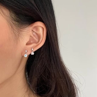 Petite Daisy Drop ต่างหูสตั๊ดห้อยด้วยดอกไม้
