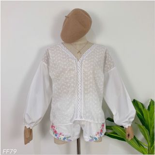 เสื้อลูกไม้แขนยาว คอวี