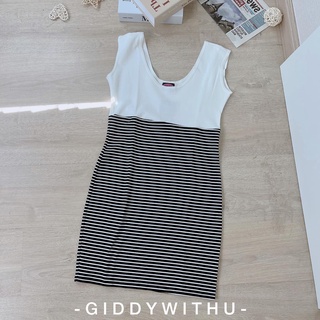 ลดราคา!! ชุดเดรสสั้นแขนกุด ทูโทน ข้างล่างเป็นลายทางขาวดำ ผ้ายืดเข้ารูป ผ้าคอตตอน นุ่ม ใส่สบาย **giddywithu