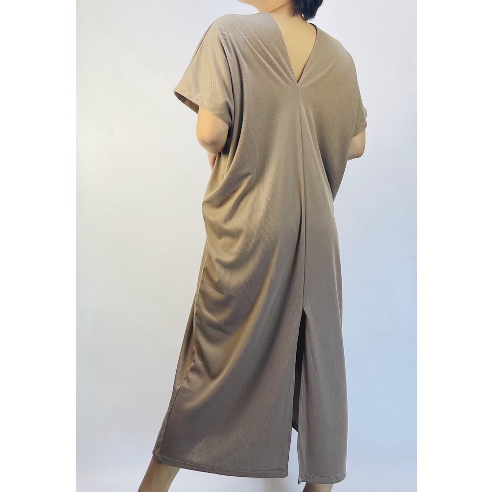 ( ผ้าร่อง / ผ่าหลัง oversize ) ชุดเดรสผ่าหลังคอวี แบรนด์ CHOTYSHOP สินค้าผลิตในไทย QLDXO