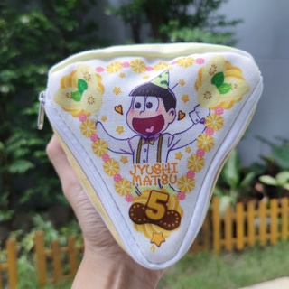 กระเป๋า ซิป ทรงเค้กสามเหลี่ยม แฝดหก Karamatsu Birthday Cake Set 「 Ichiban KUJI Osomatsu  ลิขสิทธิ์แท้ ป้าย Banpresto