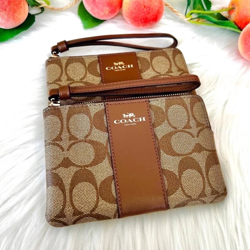 กระเป๋าสตางค์COACHแท้💯 CORNER ZIP WRISTLET WITH RIVETS  (COACH F58035)