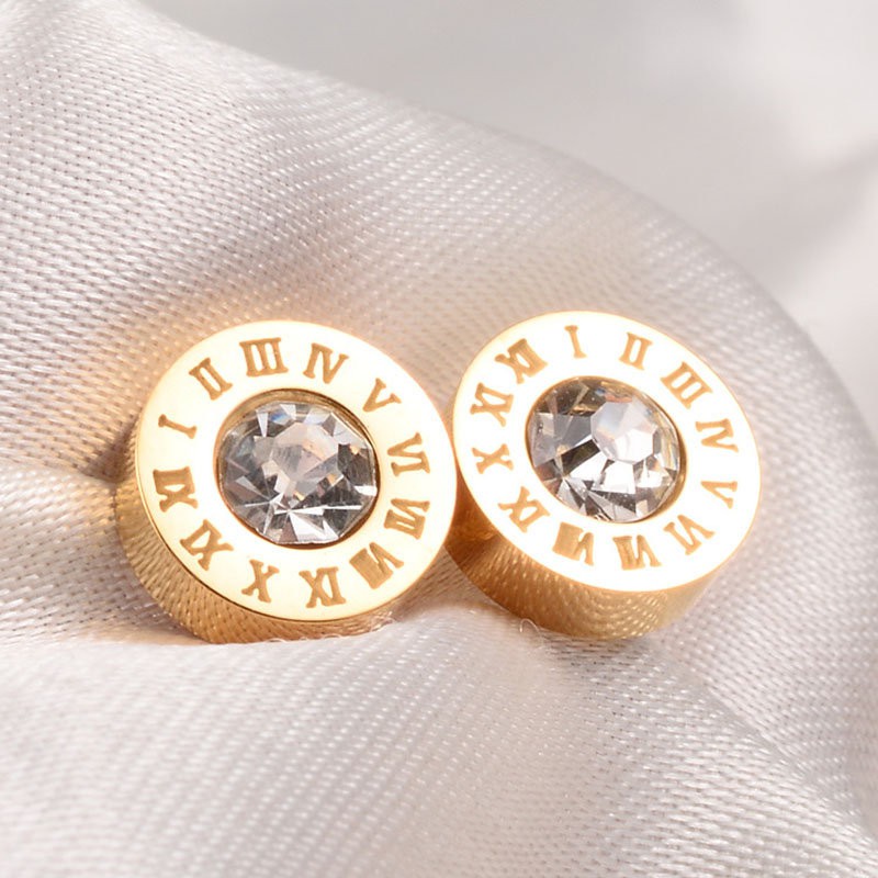 การออกแบบตัวเลขโรมันสไตล์มินิมอลฝังต่างหูเพทายแฟชั่นอินเทรนด์ทุกการแข่งขันต่างหูเหล็กไทเทเนียมเพชรเดียว - รูปที่ 2