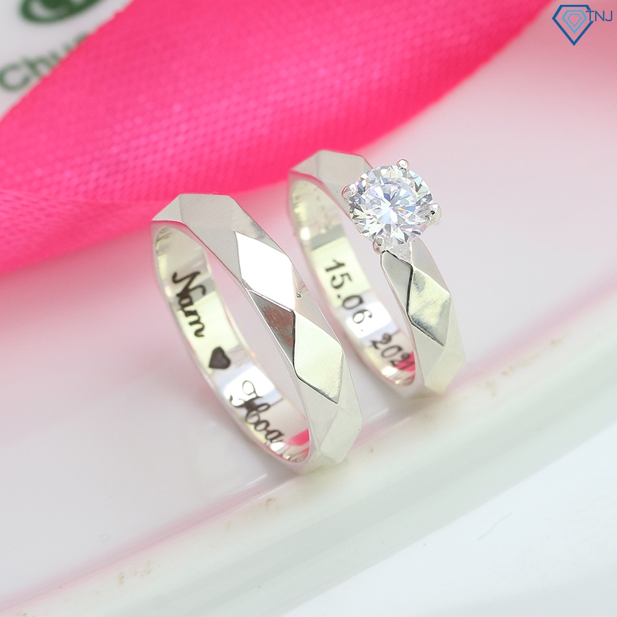 แหวนเงินลายตารางหมากรุกสําหรับผู้ชายและผู้หญิงสลักชื่อส่วนบุคคล ND0479 - TNJ Jewelry