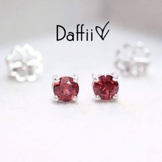 Solitaire Garnet Earring