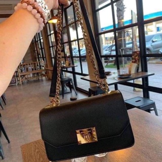 CHARLES &amp; KEITH METAL PUSH LOCK CROSSBODY BAG รุ่นฮิตขายดีมีมาพร้อมส่งแล้วจ้า