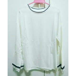 (มือ 1) เสื้อยืดแขนยาว แต่งผ้าลูกไม้ช่วงแขนเสื้อ สีขาว ผ้าฝ้าย ขนาด อก 37 ยาว 23 นิ้ว