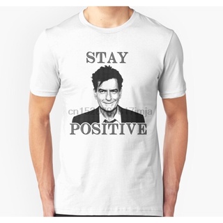 เสื้อยืดลําลอง แขนสั้น พิมพ์ลาย Stay positive Charlie Sheen สําหรับผู้ชาย ผู้หญิง