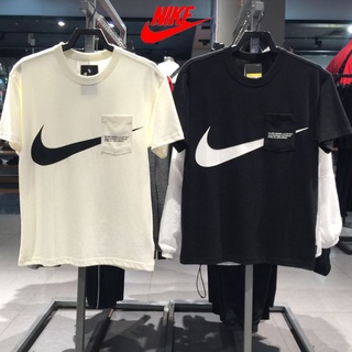 Nike ของแท้ 100% SWOOSH เสื้อยืดลําลอง แขนสั้น คอกลม ผ้าฝ้าย ทรงหลวม มีกระเป๋าเสื้อ ขนาดใหญ่ เหมาะกับการเล่นกีฬา แฟชั่นฤดูร้อน สําหรับผู้ชาย และผู้หญิง DJ6297