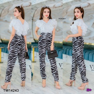 TwinsShopVip💗พร้อมส่ง TW14243 Set เสื้อไหล่ระบาย+กางเกงขายาวลายม้าลาย