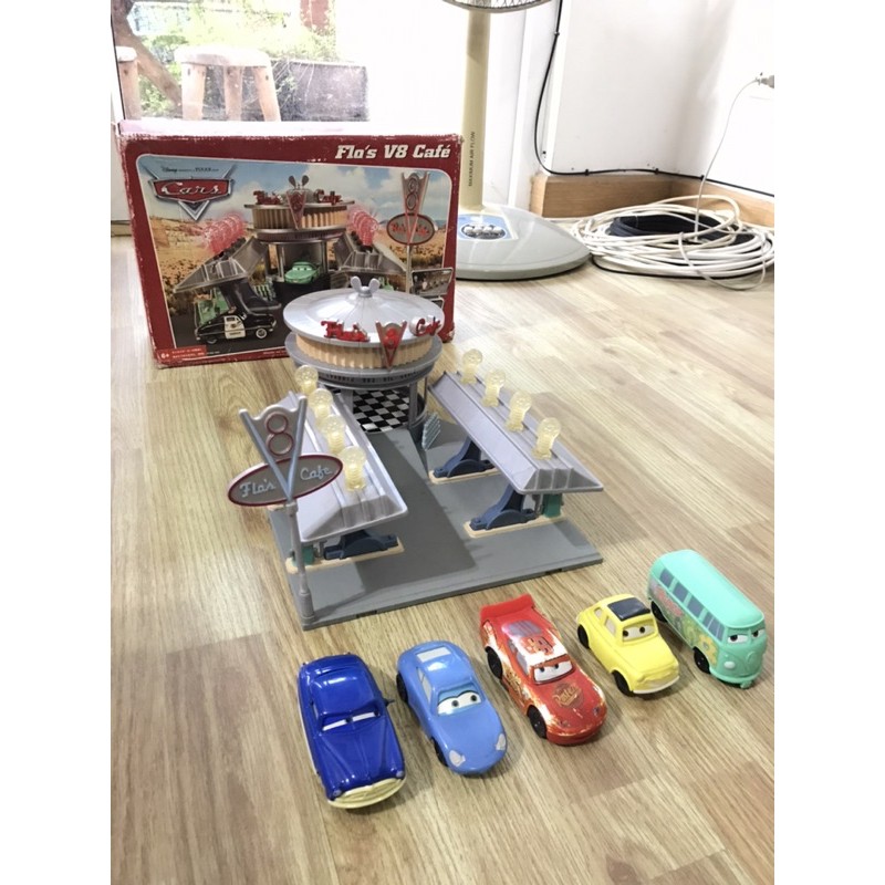 ชุดที่จอดรถ Car’s รุ่น Flo’s V8 Cafe ของ Disney Pixar มือสองญี่ปุ่น (สภาพ 95%) คัดพิเศษ มีรถแถมให้ 5