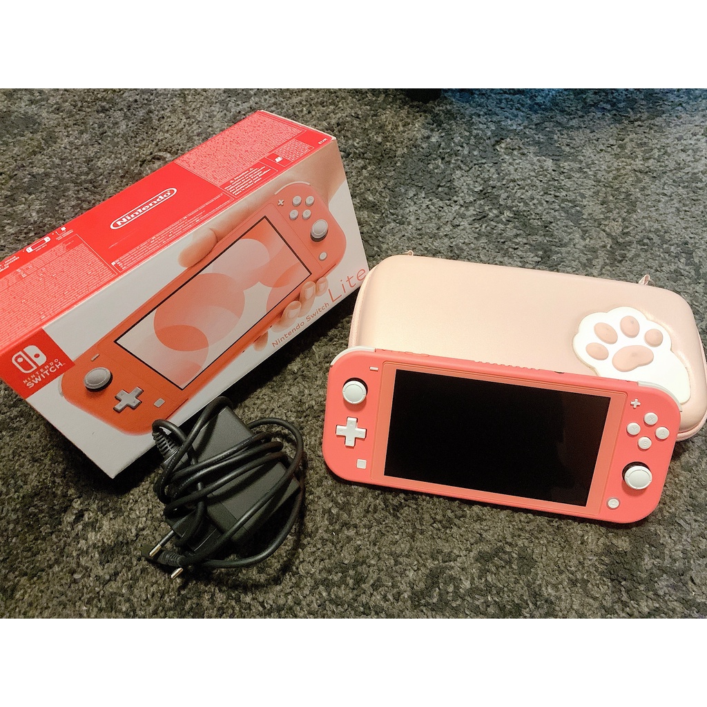 Nintendo Switch Lite สี Coral มือสอง สภาพดีมาก กล่องอุปกรณ์ครบ แถมกระเป๋าใส่เครื่องสีชมพู
