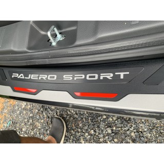 กันรอยท้าย กันรอยกันชนท้าย Pajero sport 2019 2020 2021 2022 2023 โฉมใหม่ล่าสุด สีเทาดำ HB