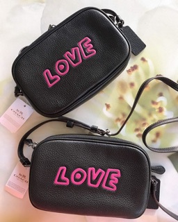 Coach พร้อมส่ง crossbody สะพายข้าง มีคำว่า Love ติด น่ารักมากค่ะ