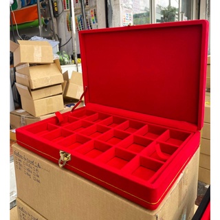 กล่องกำมะหยี่ 1 ชั้น ฝาทึบ ขนาด 20x30x10 cm. 18 ช่อง ขนาดช่อง 4x5.5 cm. สีแดง เพิ่มทรัพย์กล่องพระ กล่องใส่พระ