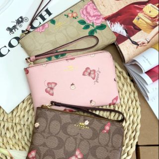 COACH CORNER ZIP WRISTLET IN SIGNATURE CANVAS WITH ROSE PRINT ((2973))
กระเป๋าคล้องมือ